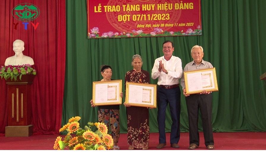 Đảng ủy xã Đồng Việt: Trao Huy hiệu Đảng cho 11 đảng viên dịp Cách mạng tháng Mười Nga.