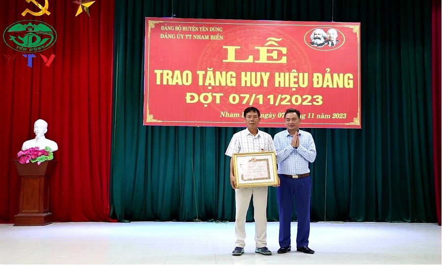 Đảng bộ Thị trấn Nham Biền trao tặng Huy hiệu Đảng đợt 7/11.