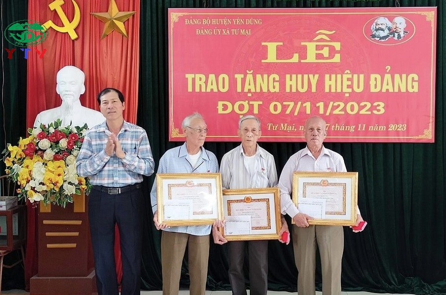 Đảng bộ xã Tư Mại trao tặng Huy hiệu Đảng đợt 7/11.