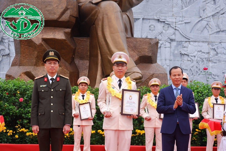Đại úy Nguyễn Văn Tuấn - Phó trưởng Công an thị trấn tiêu biểu vì nhân dân phục vụ.