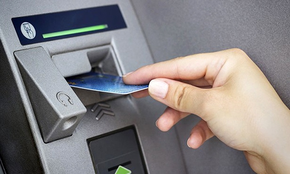 Bắt đối tượng trộm tiền trong thẻ ATM.