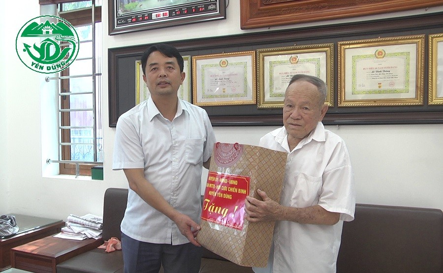 Thăm và tặng quà chiến sỹ Điện Biên tại các xã Quỳnh Sơn, Lãng Sơn và Xuân Phú.