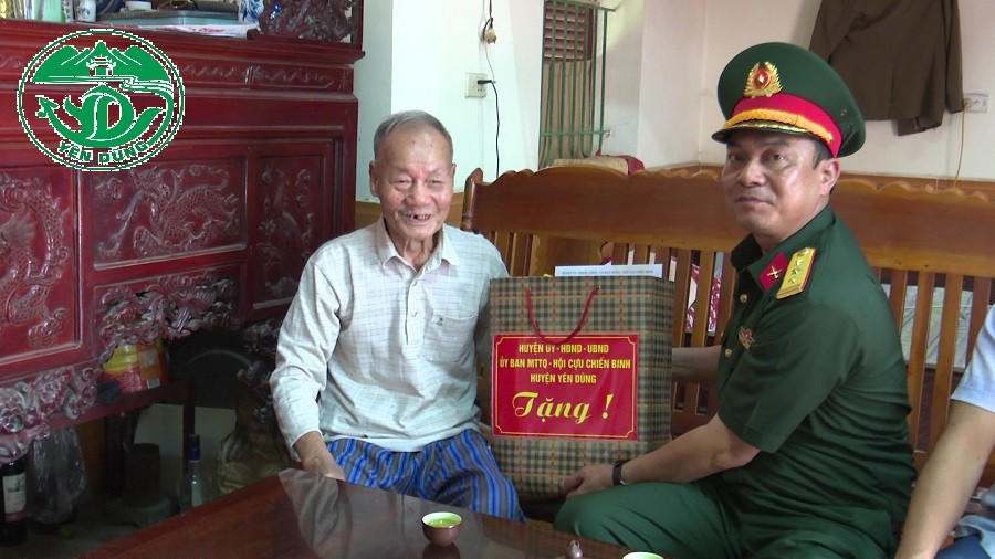 Thăm, tặng quà các CCB xã Tân Liễu và Yên Lư tham gia chiến dịch Điên Biên Phủ.