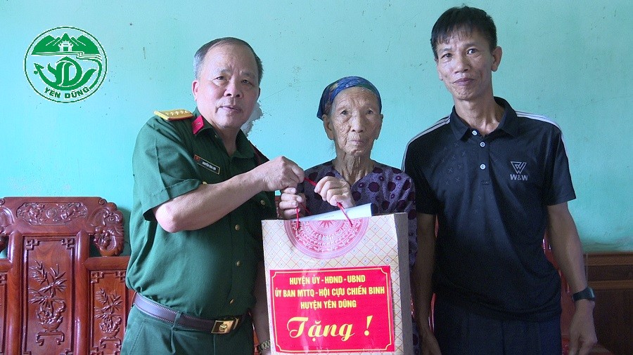 Huyện thăm tặng quà tri ân chiến sĩ Điện Biên Phủ.